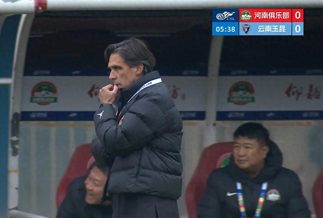 河南锋无力隐现?5次得分机会浪费4次,姆布拉中超首球仍差强人意